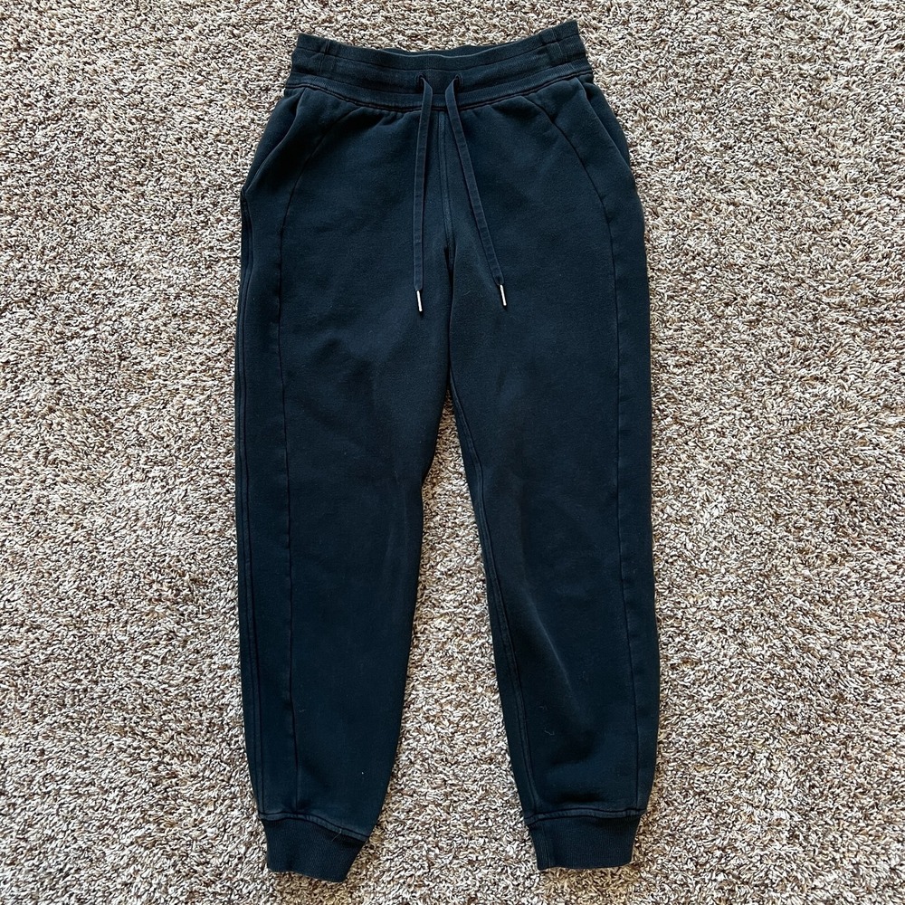 Lululemon Women's Size 4 Scuba Mid Rise Oversized Jogger in Black